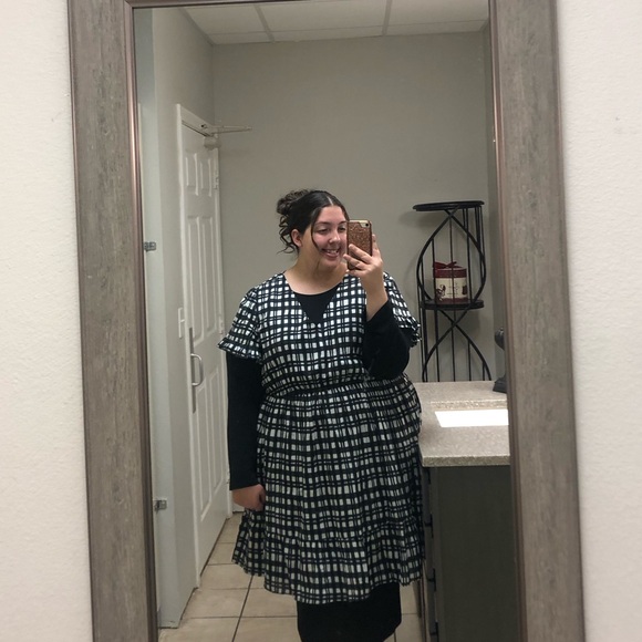 Selling a couple dresses and shirts - Picture 4 of 4